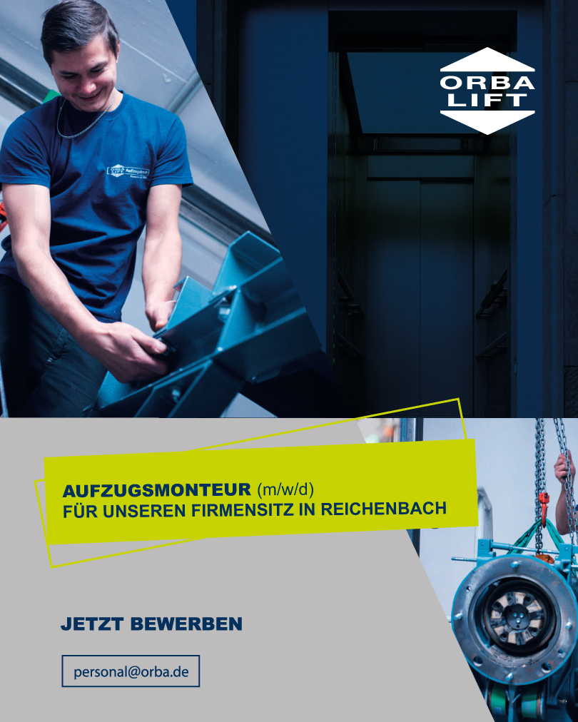Stellenanzeige Aufzugsmonteur in Reichenbach. Lächelnder Mitarbeiter montiert einen Aufzugsmotor