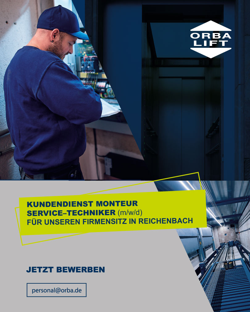 Stellenanzeige Kundendienst Monteur in Reichenbach. Mitarbeiter kontrolliert einen Schaltschrank