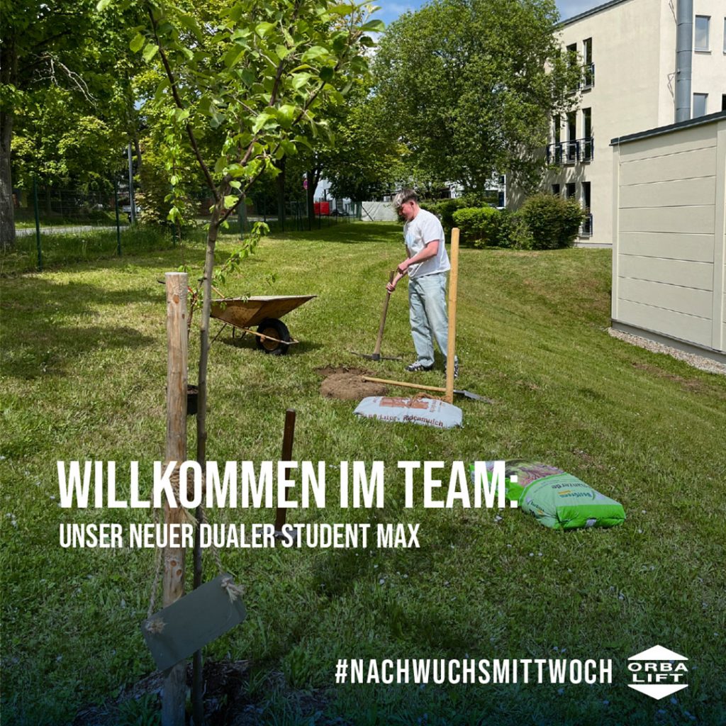 Dualer Student pflanzt Baum auf Firmengelände