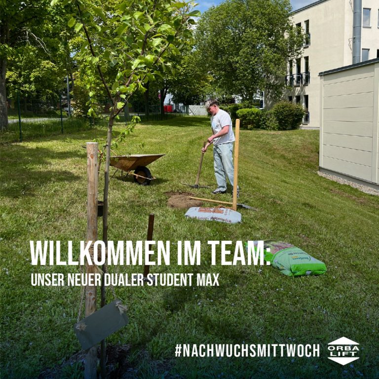 Dualer Student pflanzt Baum auf Firmengelände