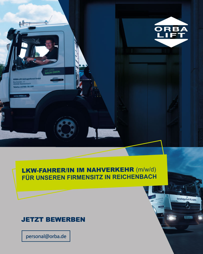 Stellenanzeige LKW Fahrer in Reichenbach. Fahrer lächelt aus der Fahrerkabine des LKWs