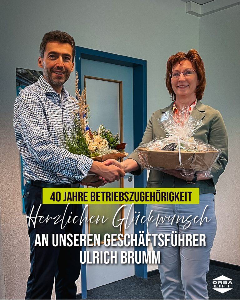 Blumenübergabe an den Geschäftsführer Ulrich Brumm zum 40. Jubiläum im Unternehmen Orba Lift