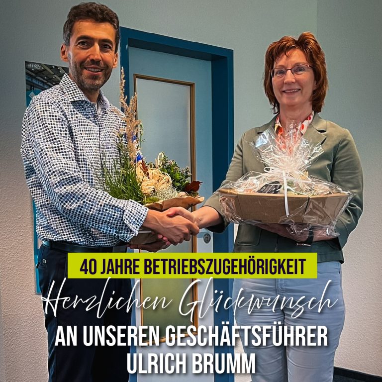 Blumenübergabe an den Geschäftsführer Ulrich Brumm zum 40. Jubiläum im Unternehmen Orba Lift