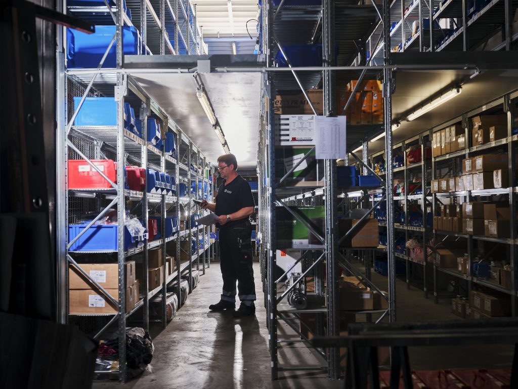 Mitarbeiter im Ersatzteillager bei ORBA-Lift