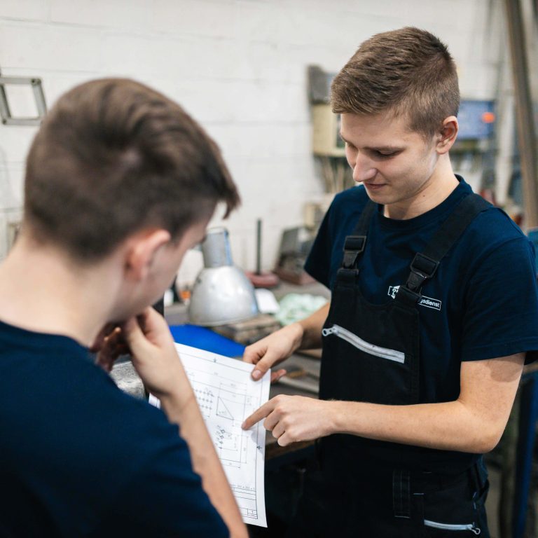 Orba-Lift Azubis zeigen sich etwas auf einer konstruktionszeichnung