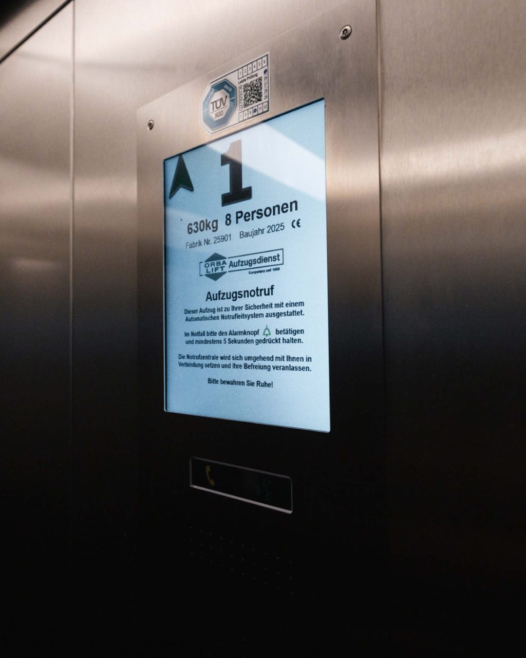 Desplay mit Etagenanzeige im Aufzug