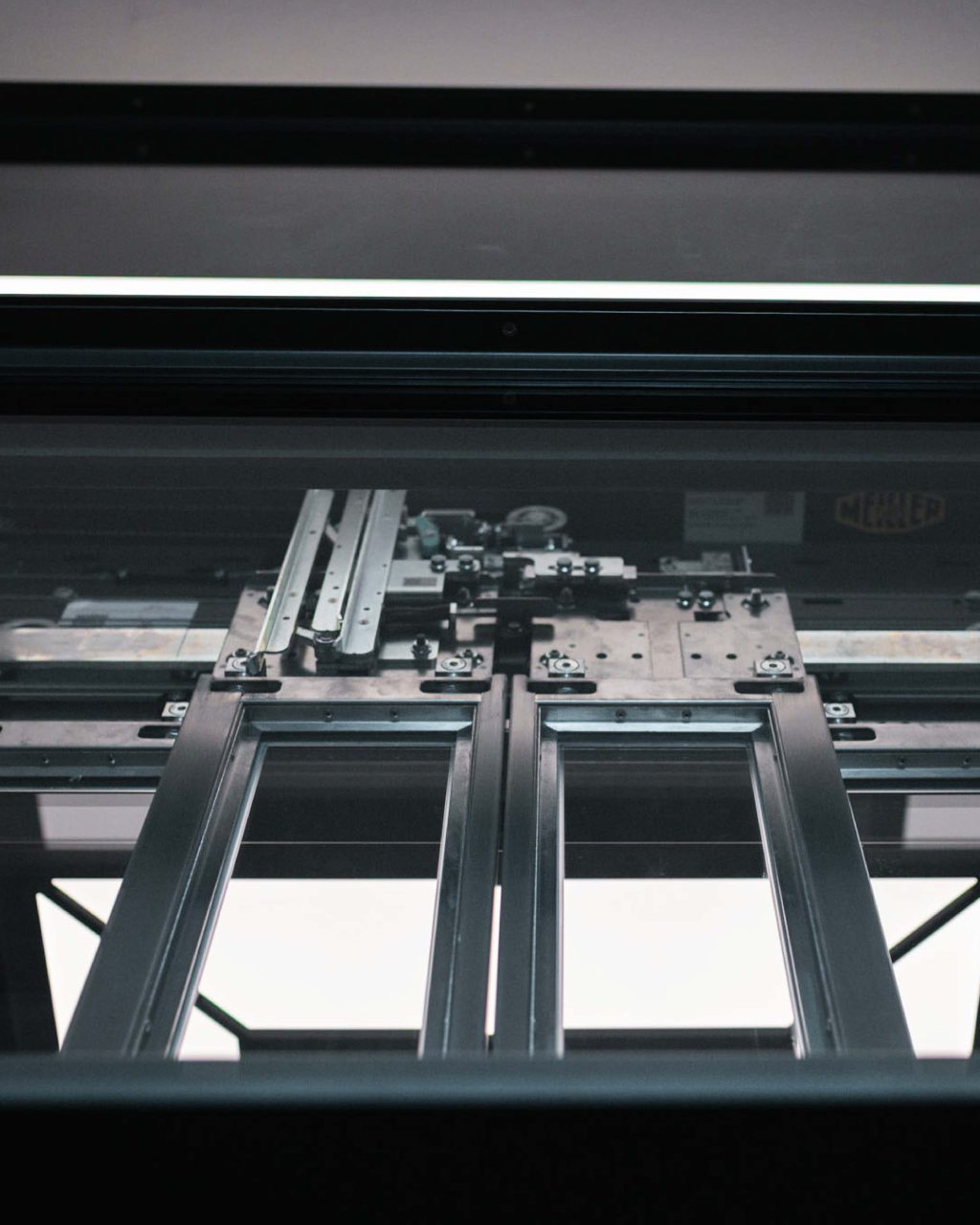 Blick hinter die Kullissen der Aufzugstür