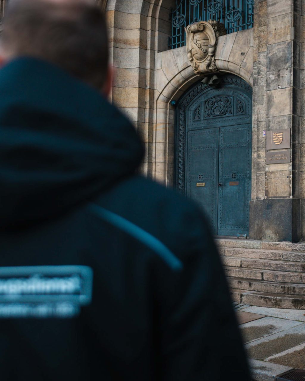 Blick über die Schulter einer Orba Mitarbeiters in Richtung Sächsische Staatskanzlei