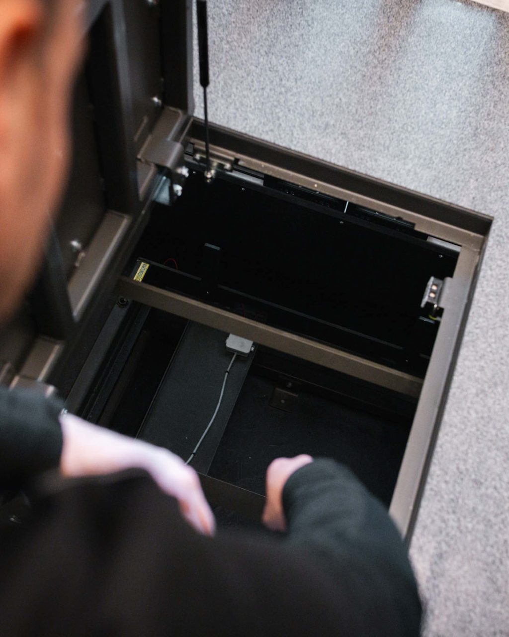 Bodenlucke im Aufzug mitSicht auf den Scherenhubantrieb