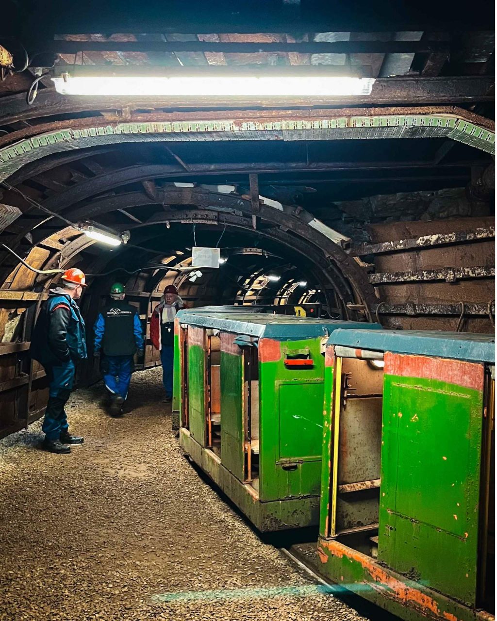 Bahnen in einen Bergbauschacht