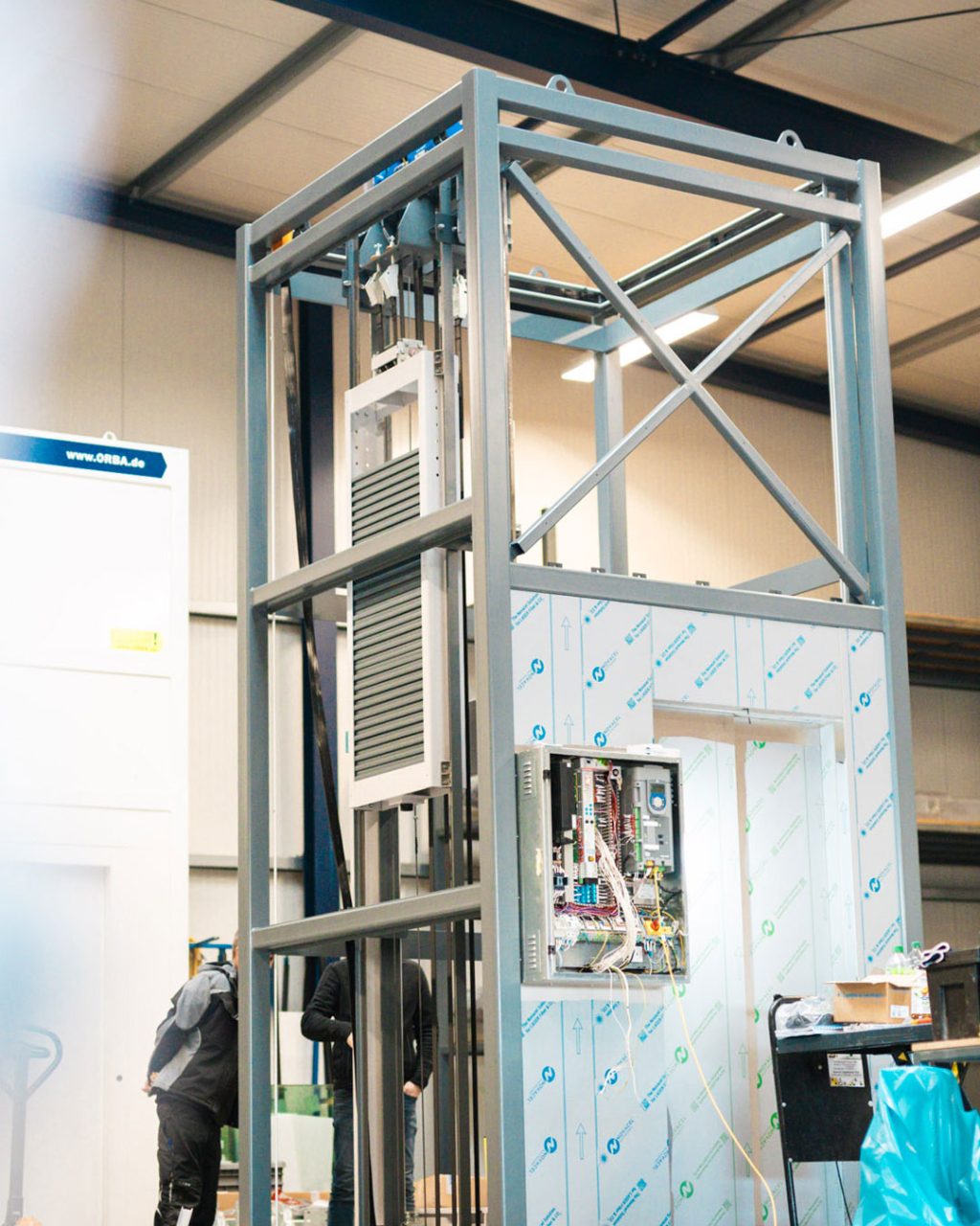 Gesamtansicht des Homelifts im Baugerüst