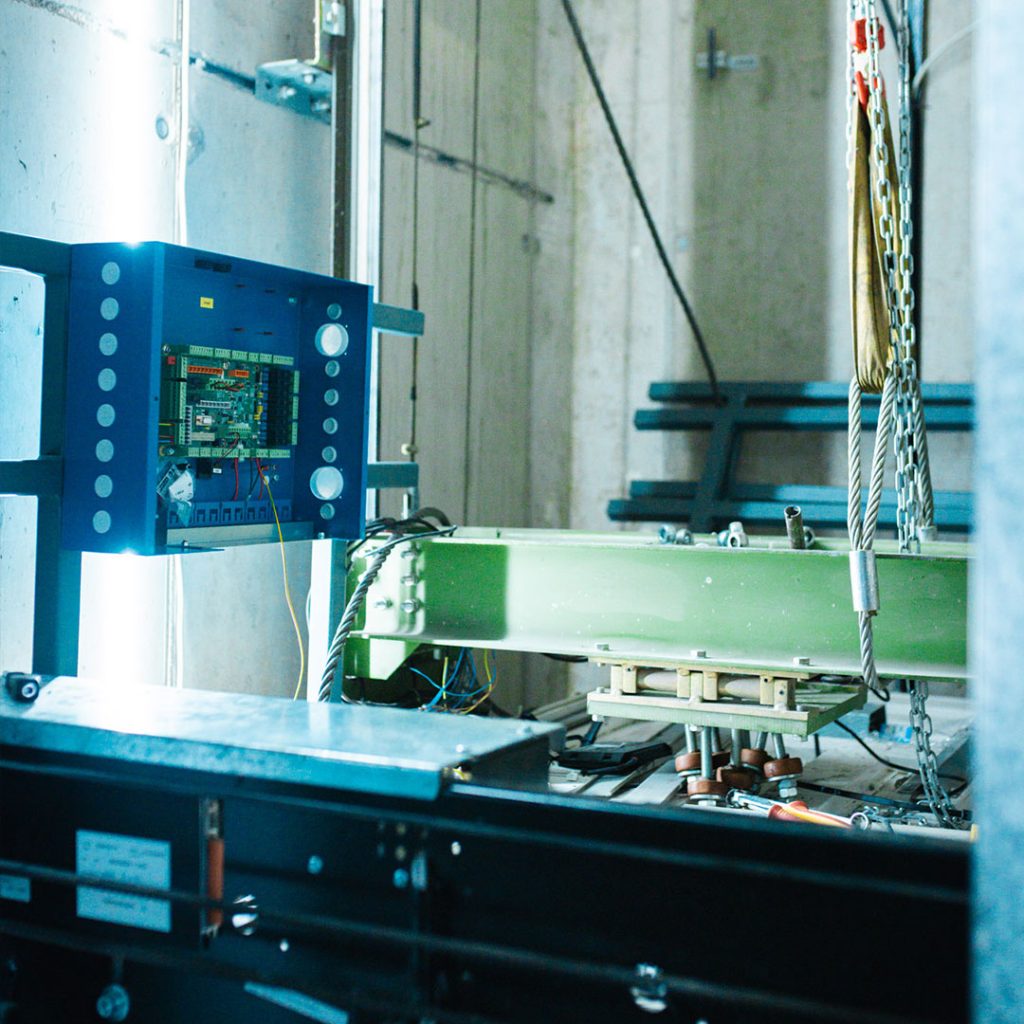 Schaltschrank in einem Aufzugsschacht