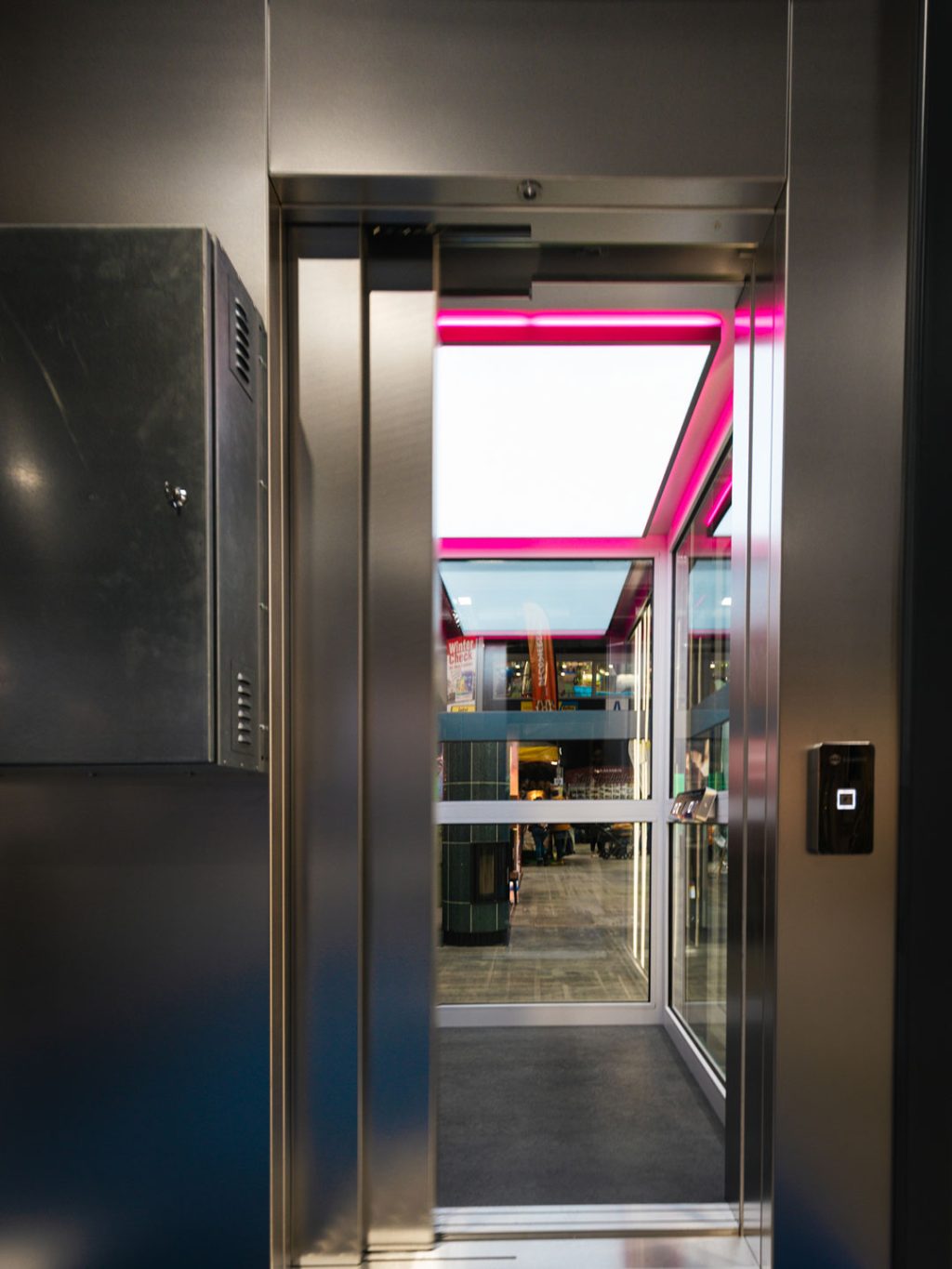 Homelift von innen mit pinkem Licht