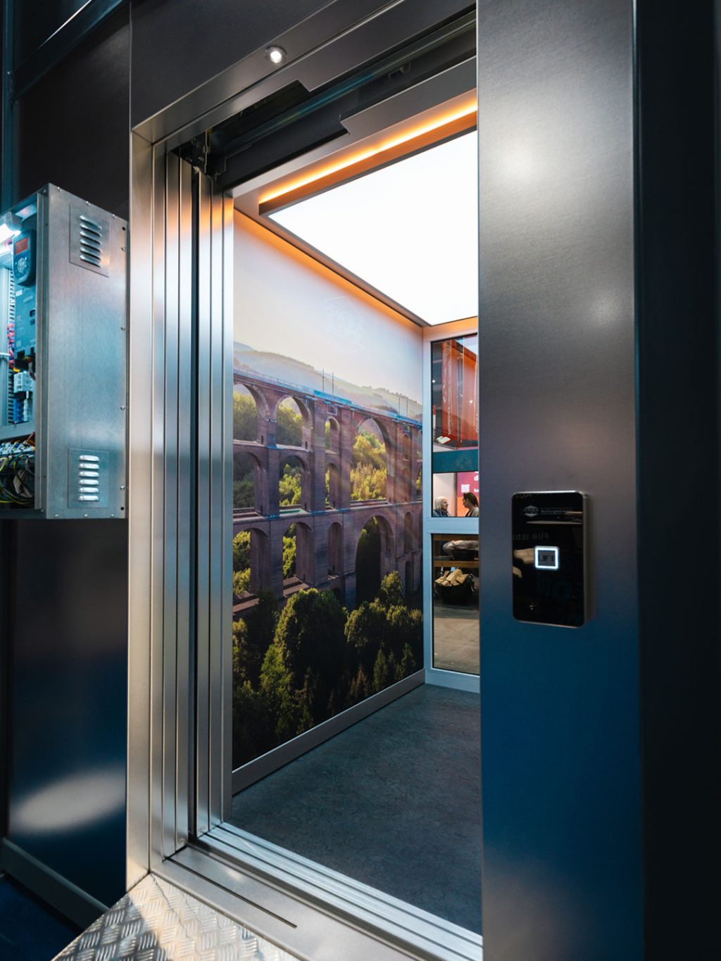 Homelift von innen mit individualisierter Rückwand