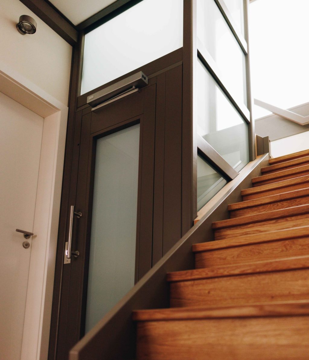 Homelift in einem Stahl-Glas-Schacht mit automatisch öffnenden Schachtdrehtüren