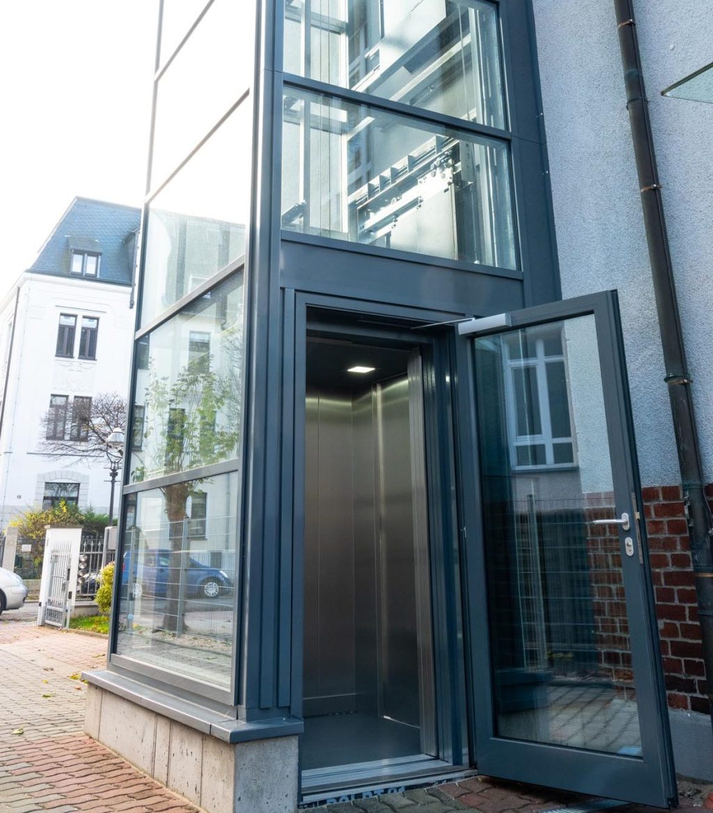 Homelift an der Außenwand eines Hauses