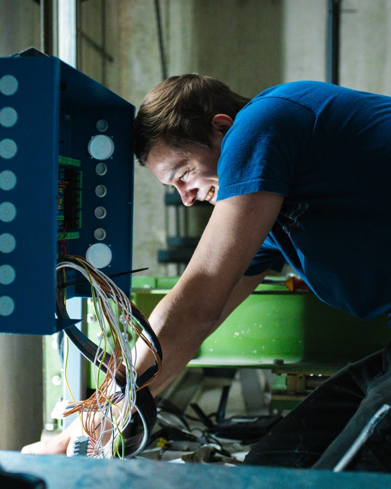 Orba Lift Mitarbeiter lächelt bei der Arbeit