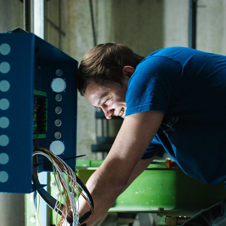 Orba Lift Mitarbeiter lächelt bei der Arbeit