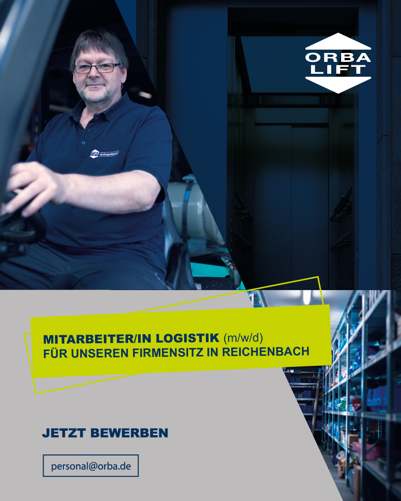 Stellenanzeige Logistikmitarbeiter in Reichenbach. Mitarbeiter sitzt in einem Gabelstapler neben Lagerregalen