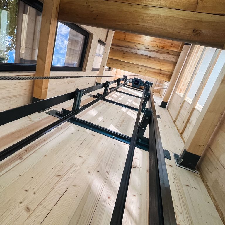 Blick in eine Holzschacht mit eingebautem Aufzugsgerüst