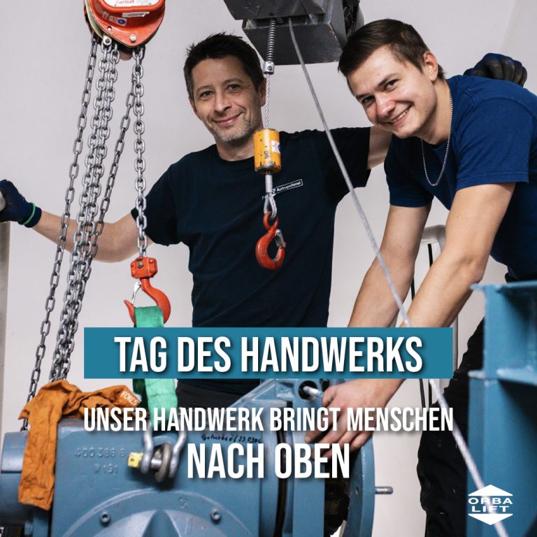 Zwei ORBA Mitarbeiter bei der Modernisierung eines Aufzugs im Antriebsraum
